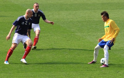 88A8娱乐独家-格罗斯任意球被人墙挡出后投诉